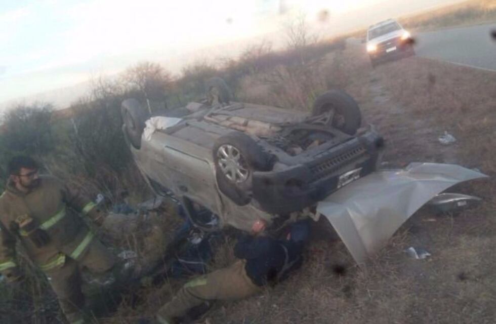 Una mujer se salvó de milagro al volcar con su auto