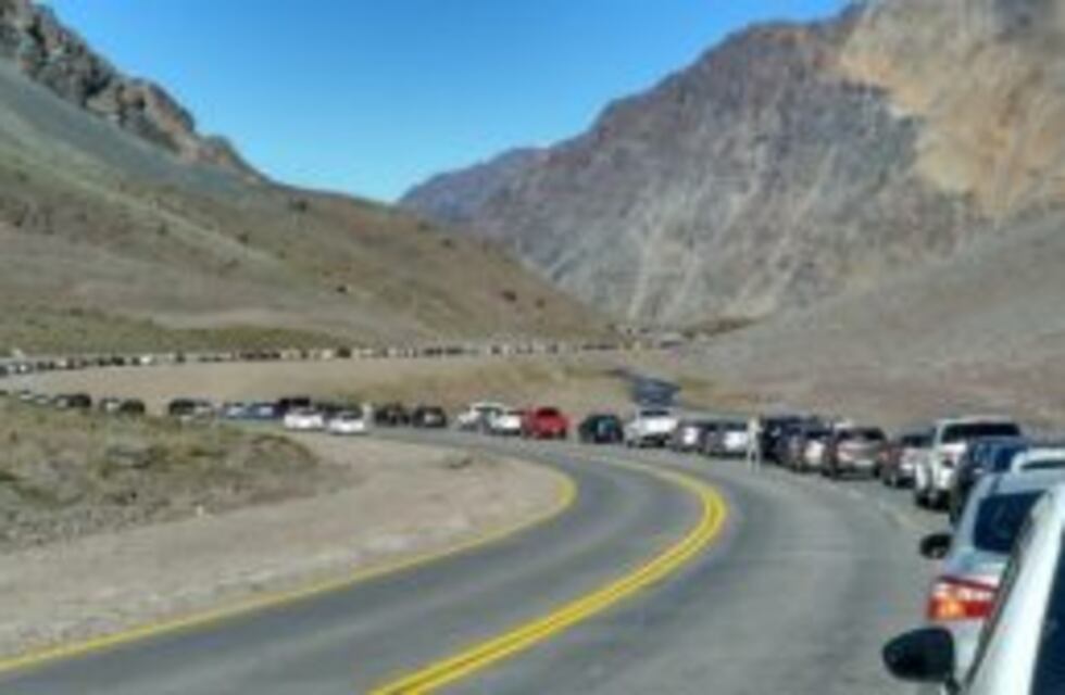 Hay más de cinco horas de espera para cruzar a Chile