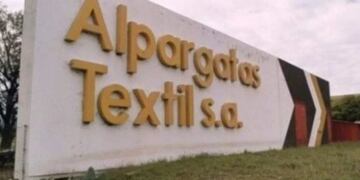 Los trabajadores de Alpargatas están a la expectativa de una venta de la empresa\u002E