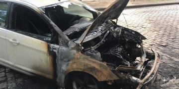 Dos autos fueron los que terminaron incendiados en la madrugada en Avenida Belgrano esquina Tucumán\u002E (@gbelluati)