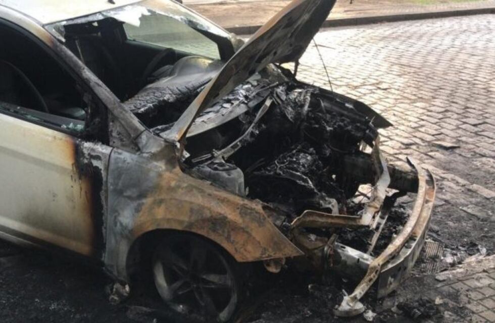 Prendieron fuego autos en Avenida Belgrano y Tucumán y hablan de carteles intimidatorios