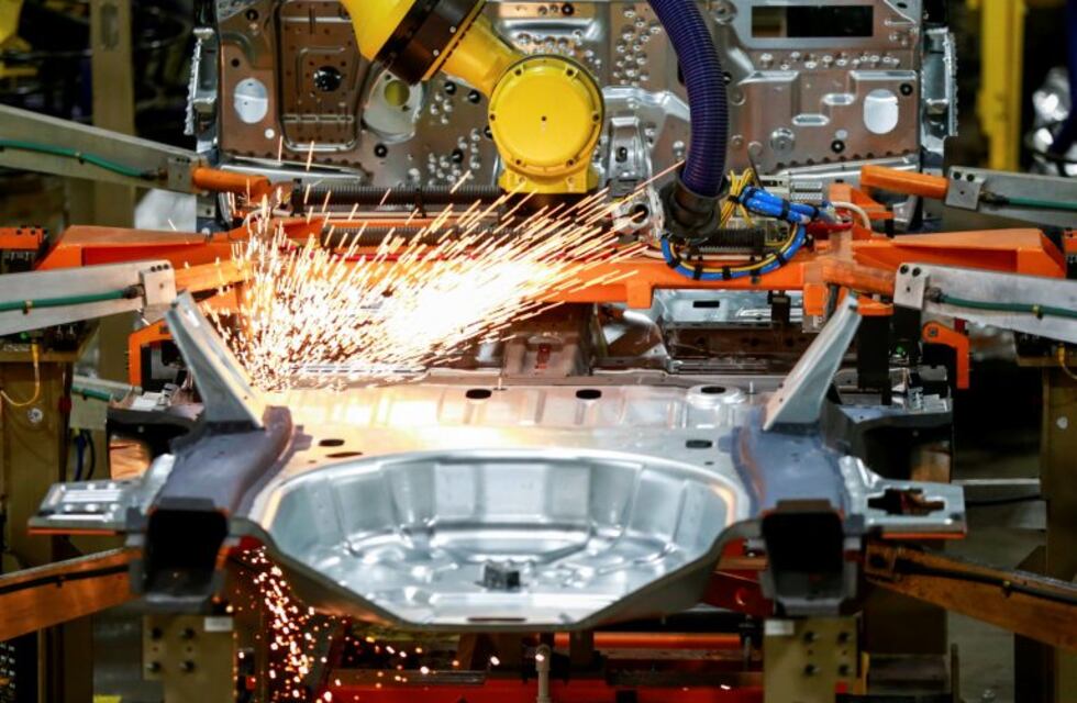 El Gobierno bonaerense habilitó la reapertura de 12 fábricas en La Plata