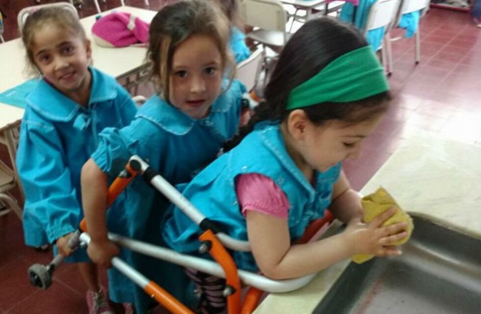 Para imitar: ayudaron a su amiguita a lavarse las manos