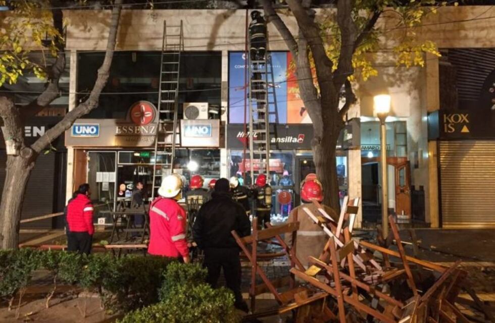 Evacuaron un edificio en la Peatonal por un incendio