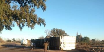 Vuelco camión en Monte Comán