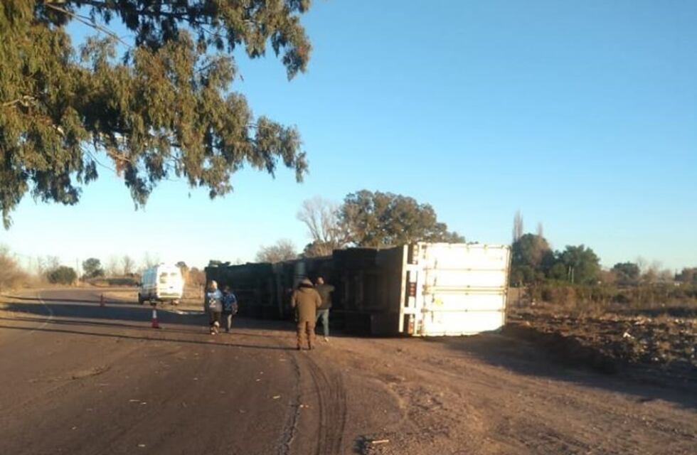 Volcó un camión cargado con frutas en el ingreso a Monte Comán