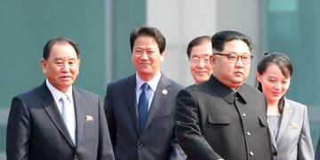 El líder norcoreano, Kim Jong-un con Kim Yong-chol\u002E