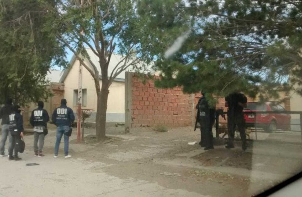 La DDI allanó una casa en barrio 17 de Octubre por un caso de homicidio en Pico Truncado