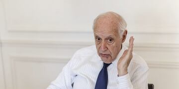 Roberto Lavagna, candidato presidencial para Consenso Federal, habla durante una entrevista en Buenos Aires, Argentina, el martes 30 de julio de 2019\u002E Crédito: Sarah Pabst/Bloomberg\u002E