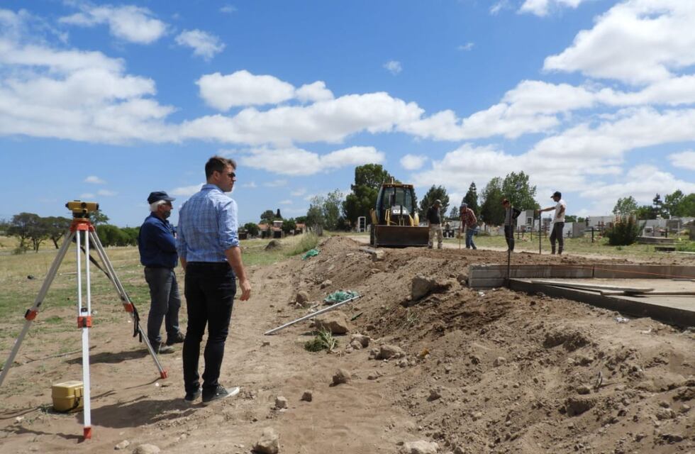 Trabajan en la recuperación de cercos del cementerio