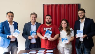 Lisandro Aguiar, Gastón Millón, Iván Meri, Melisa Silva y Leandro Giubergia, con las placas con código QR que se instalará en calles de Alto Comedero con biografías de héroes de Malvinas.