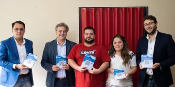 Lisandro Aguiar, Gastón Millón, Iván Meri, Melisa Silva y Leandro Giubergia, con las placas con código QR que se instalará en calles de Alto Comedero con biografías de héroes de Malvinas.