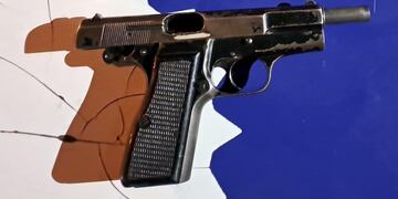 Arma. La 9 milímetros fue secuestrada en las inmediaciones del estadio de Belgrano, al terminar el partido del pasado domingo. (Policía)