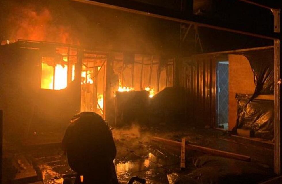 Impresionante incendio en la casa de Diego Reinhold en Calamuchita