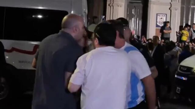 El acto de cierre de campaña de Milei terminó en pelea entre dirigentes libertarios por un lugar en la foto. Foto: Captura de video