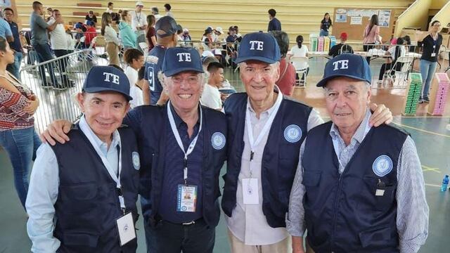 Juan Schiaretti junto al juez Domingo Sesín, vocal del Tribunal Superior de Justicia; al constitucionalista Antonio María Hernández; y al legislador provincial (y exministro) Ricardo Sosa. (La Voz)