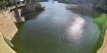 El embudo y la zona del Dique San Roque que alcanzó el nivel del vertedero y el agua supero el embudo (La Voz).