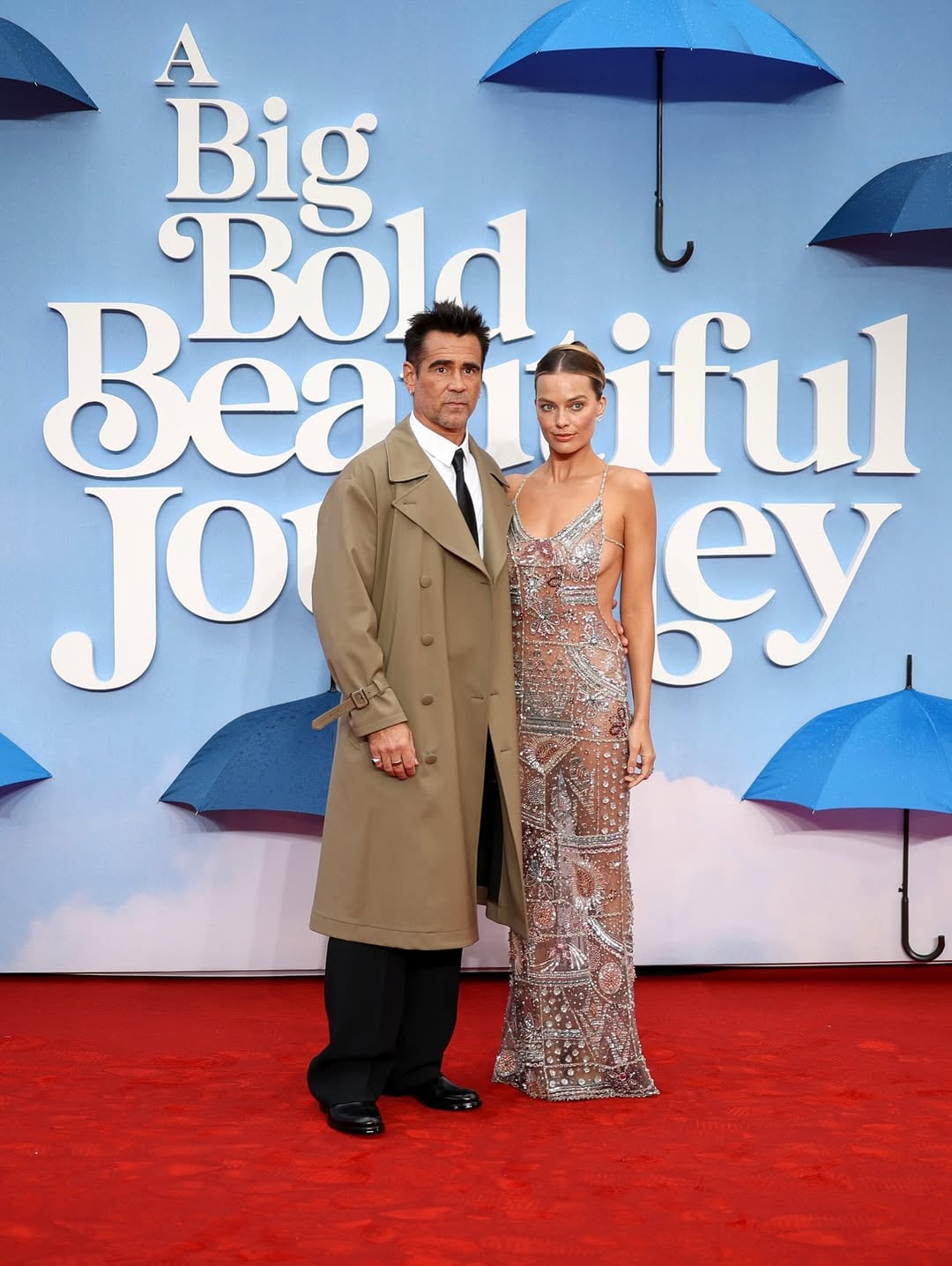 Margot Robbie deslumbró en la alfombra roja con un vestido de alto impacto y marcó tendencia