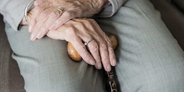 Manos de adulto mayor