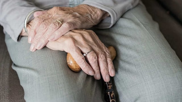 Manos de adulto mayor