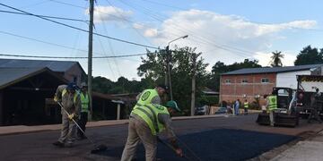 Puerto Piray: inician trabajos de bacheo en varias avenidas.