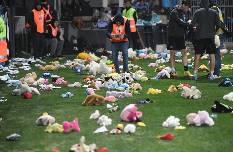Video: Belgrano salió a la cancha, con dedicatoria especial y lluvia de peluches por el Día de la Niñez