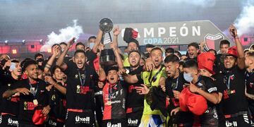 Colón alcanzó su mayor hito al consagrarse campeón por primera vez en la Copa LPF, pero el Sabalero atesora otras marcas y logros muy importantes en su historia. (Clarín)