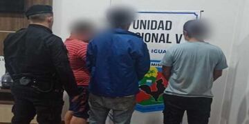 Violencia contra un taxi terminó con tres detenidos.