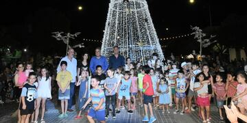 Inauguraron los canteros del Bv. Santa Fe y encendieron el arbolito de Navidad