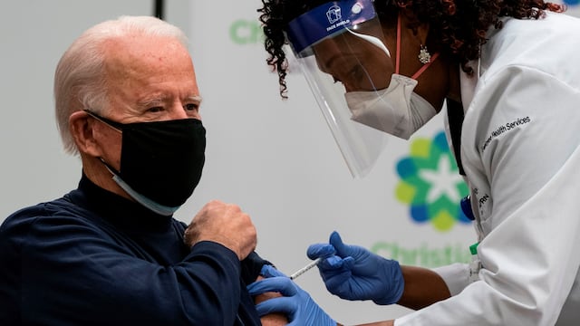 Joe Biden se vacunó contra el coronavirus - Foto: ALEX EDELMAN / AFP