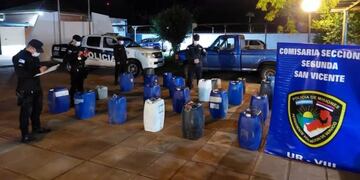 Efectivos policiales secuestraron bidones de combustible ilegal en San Vicente.