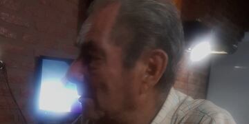 Un hombre regala vinos a quienes escuchen las historias que tiene su padre de 84 años para contar.