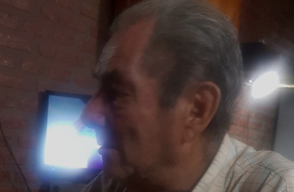 Un salteño regala vinos a quienes escuchen las historias de su padre de 84 años