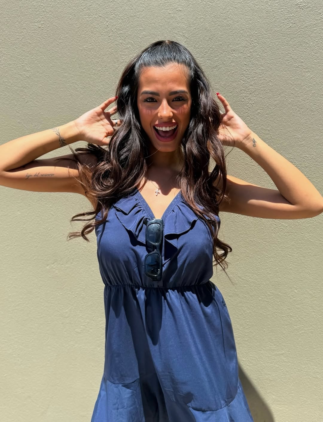 Luz de Gran Hermano modeló con un minivestido en color azul y jugó al límite con un escote pronunciado