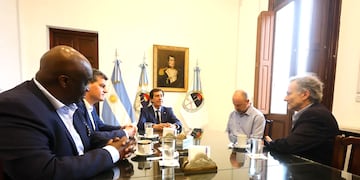 El gobernador Carlos Sadir recibió a ejecutivos de la Bolsa de Valores de Toronto, quienes cursaron una invitación especial a la Provincia de Jujuy para participar en un espacio que expondrá el potencial argentino, en el marco de la PDAC Toronto 2025.