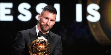 El astro argentino Lionel Messi recibe el Balón de Oro 2023 en el Theatre du Chatelet en París, el lunes 30 de octubre de 2023. (AP Foto/Michel Euler)