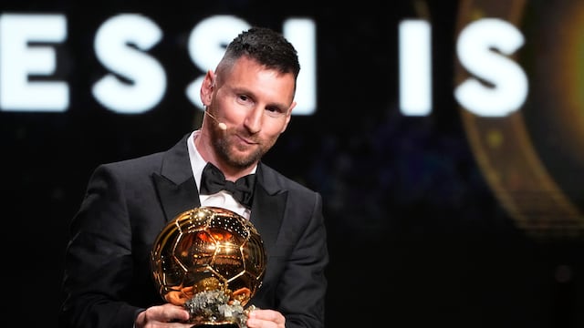 El astro argentino Lionel Messi recibe el Balón de Oro 2023 en el Theatre du Chatelet en París, el lunes 30 de octubre de 2023.