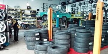Escasez de neumáticos preocupa a los comerciantes posadeños.