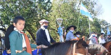 Agrupaciones tradicionalistas hicieron la recorrida a caballo en Jardín América.