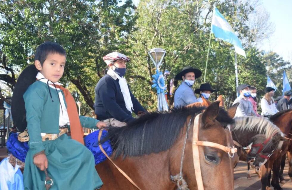 Agrupaciones tradicionalistas hicieron la recorrida a caballo en Jardín América