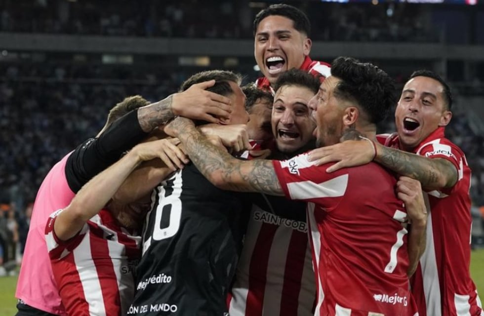 Estudiantes, de entrar casi por la ventana y del pasillo, a ser coronado por “Chiqui” Tapia