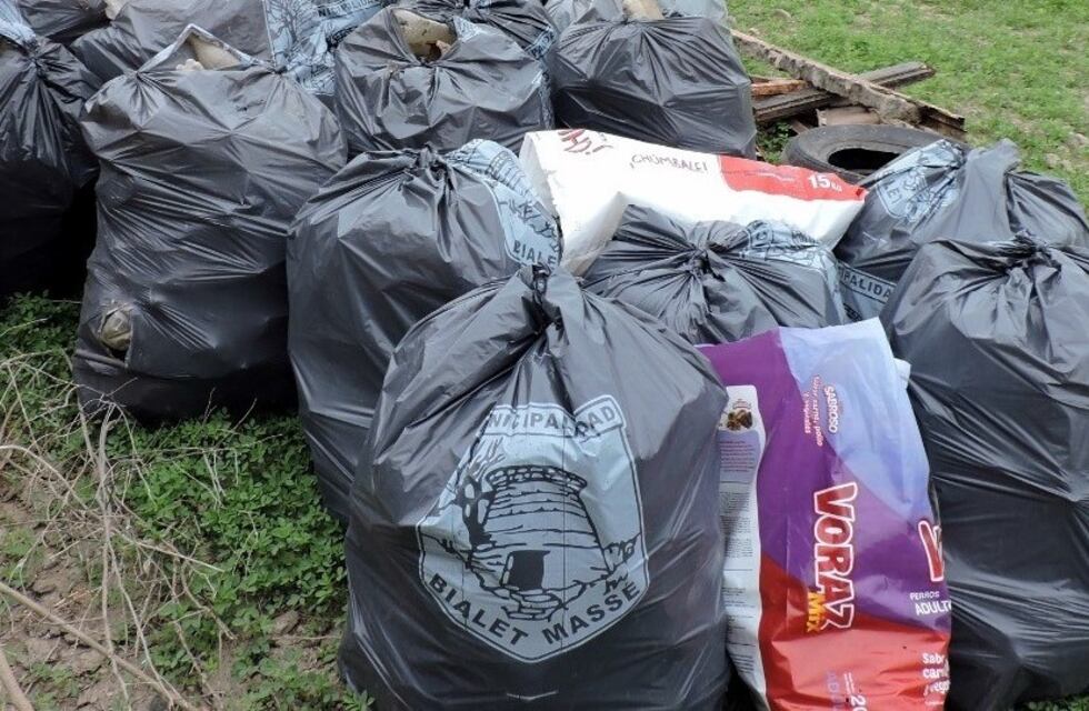 Vecinos de Bialet Massé se sumaron a la limpieza del lago San Roque