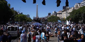 ARGENTINA CAMPEÓN GENTE SE JUNTA PARA VER LA CARAVANA EN EL OBELISCO PLAZA DE MAYO Y EZEIZA AFA
FOTO CLARÍN