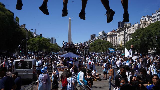 ARGENTINA CAMPEÓN GENTE SE JUNTA PARA VER LA CARAVANA EN EL OBELISCO PLAZA DE MAYO Y EZEIZA AFA
FOTO CLARÍN