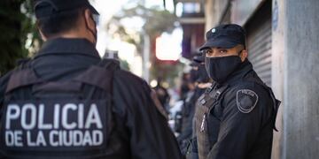 Efectivos del Departamento Contra el Crimen Organizado de la Policía de la Ciudad, en conjunto personal del Departamento Inteligencia Contra el Crimen Organizado de la Policía Federal Argentina realizaron las detenciones.