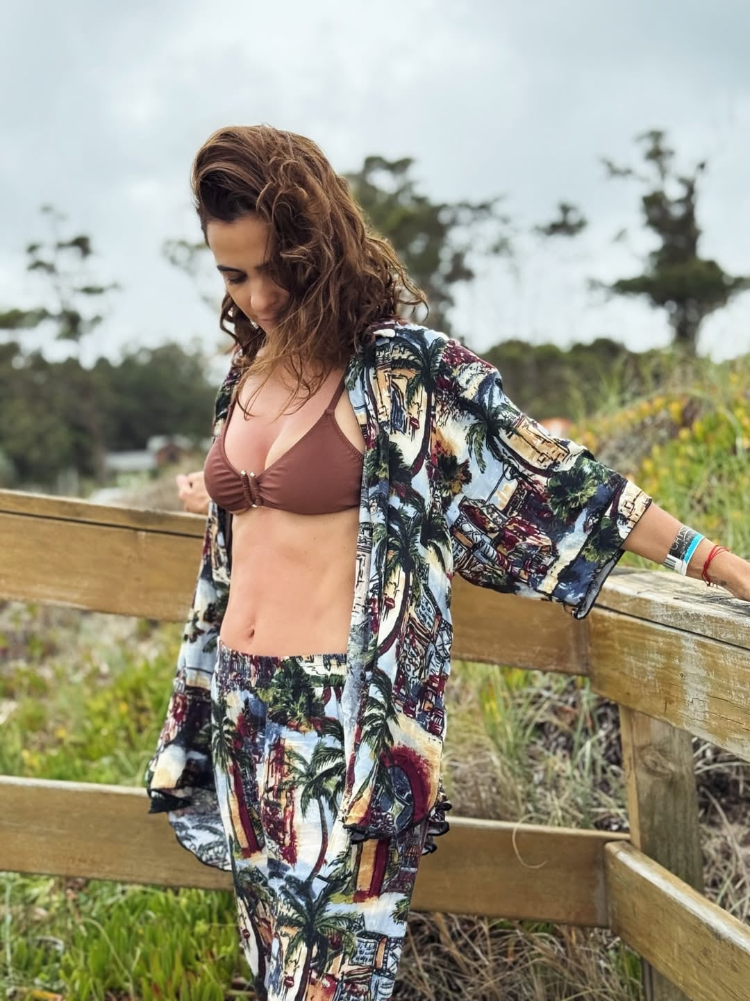 Desde la playa, Agustina Cherri marcó tendencia con el traje de baño del color de la temporada 2026