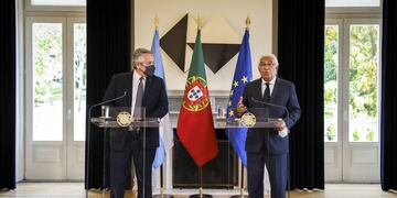 El presidente Alberto Fernández brinda una rueda de prensa junto a su par portugués, António Costa.