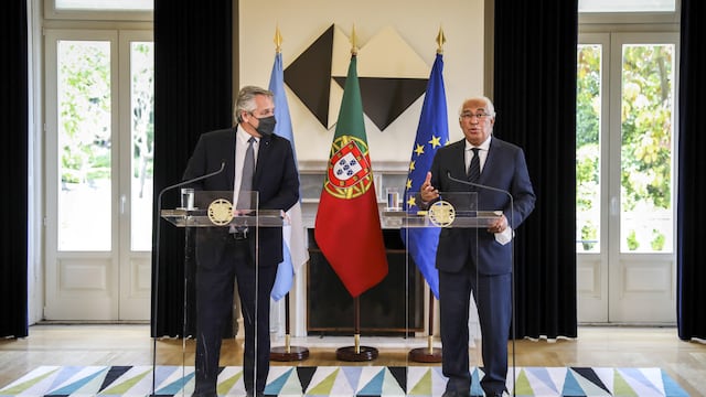 El presidente Alberto Fernández brinda una rueda de prensa junto a su par portugués, António Costa.