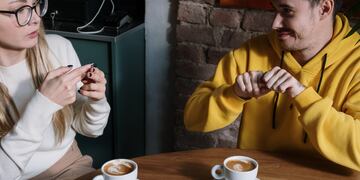 La policía de Río Negro sumará lenguaje de seña en talleres intensivos (Cottonbro en Pexels).