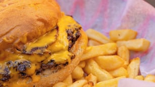 El local propone cuatro horas de "hamburguesas libres".